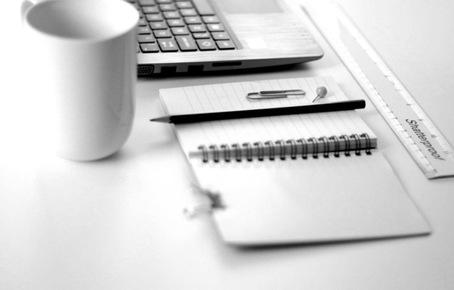 Profesional trabajando en estrategias financieras