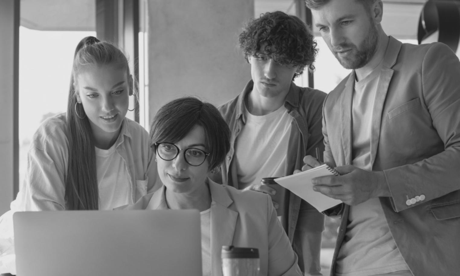Ambiente de aprendizaje colaborativo con estudiantes trabajando en estrategias financieras